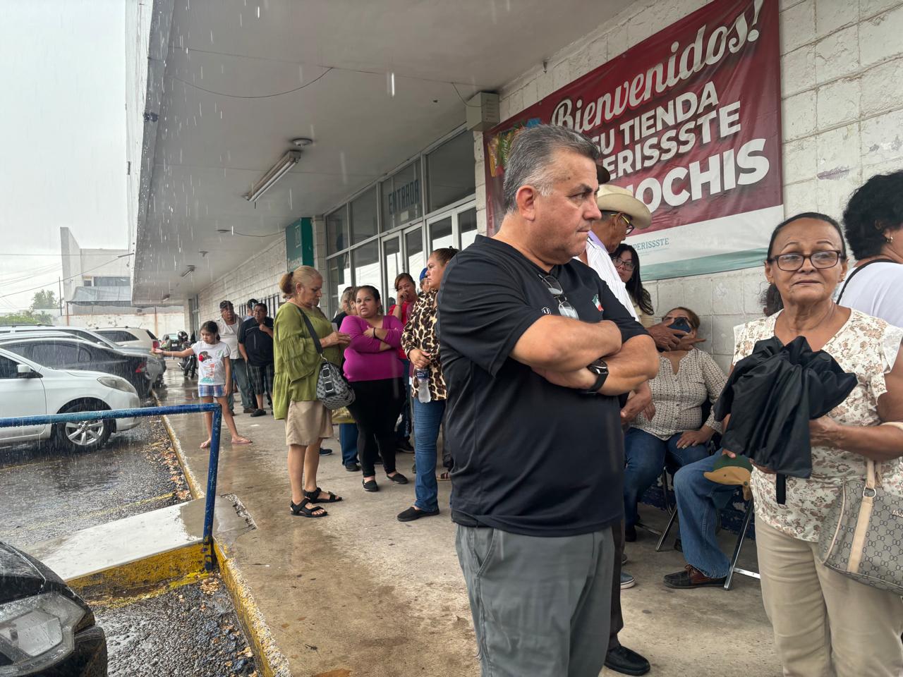 Ni el agua detuvo a los abuelitos en Los Mochis; todo sea por cobrar la pensión del Bienestar