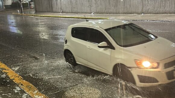 Lluvia sorpresiva refresca la tarde en Mazatlán este lunes; monzón y baja presión activan la tormenta
