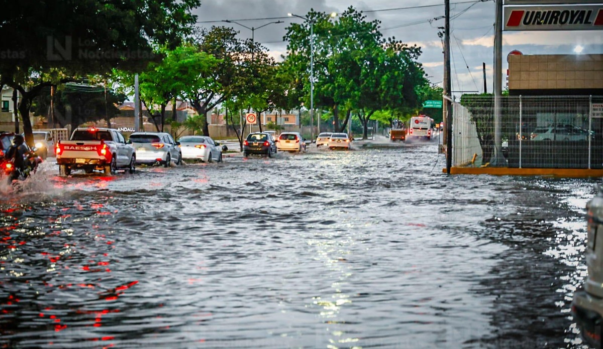 Fuerte lluvia deja caos en Culiacán