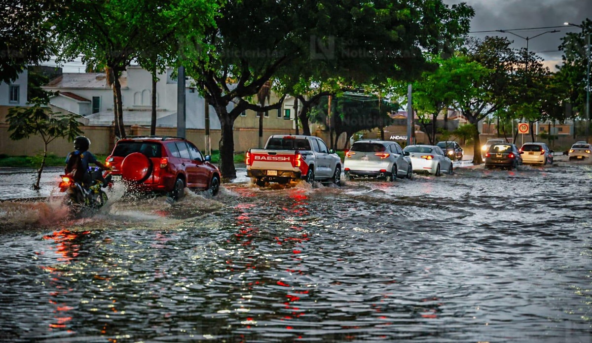 Fuerte lluvia deja caos en Culiacán