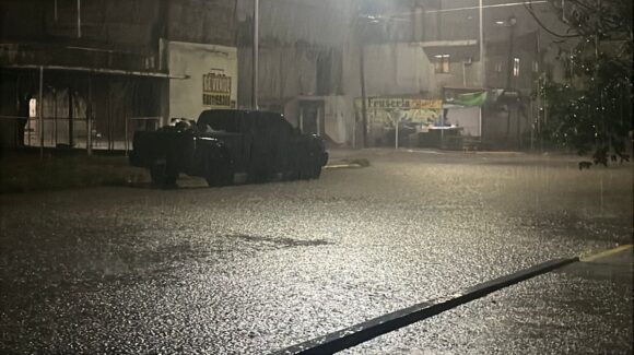 Tercera noche bajo el agua: tormenta deja calles intransitables en Guasave