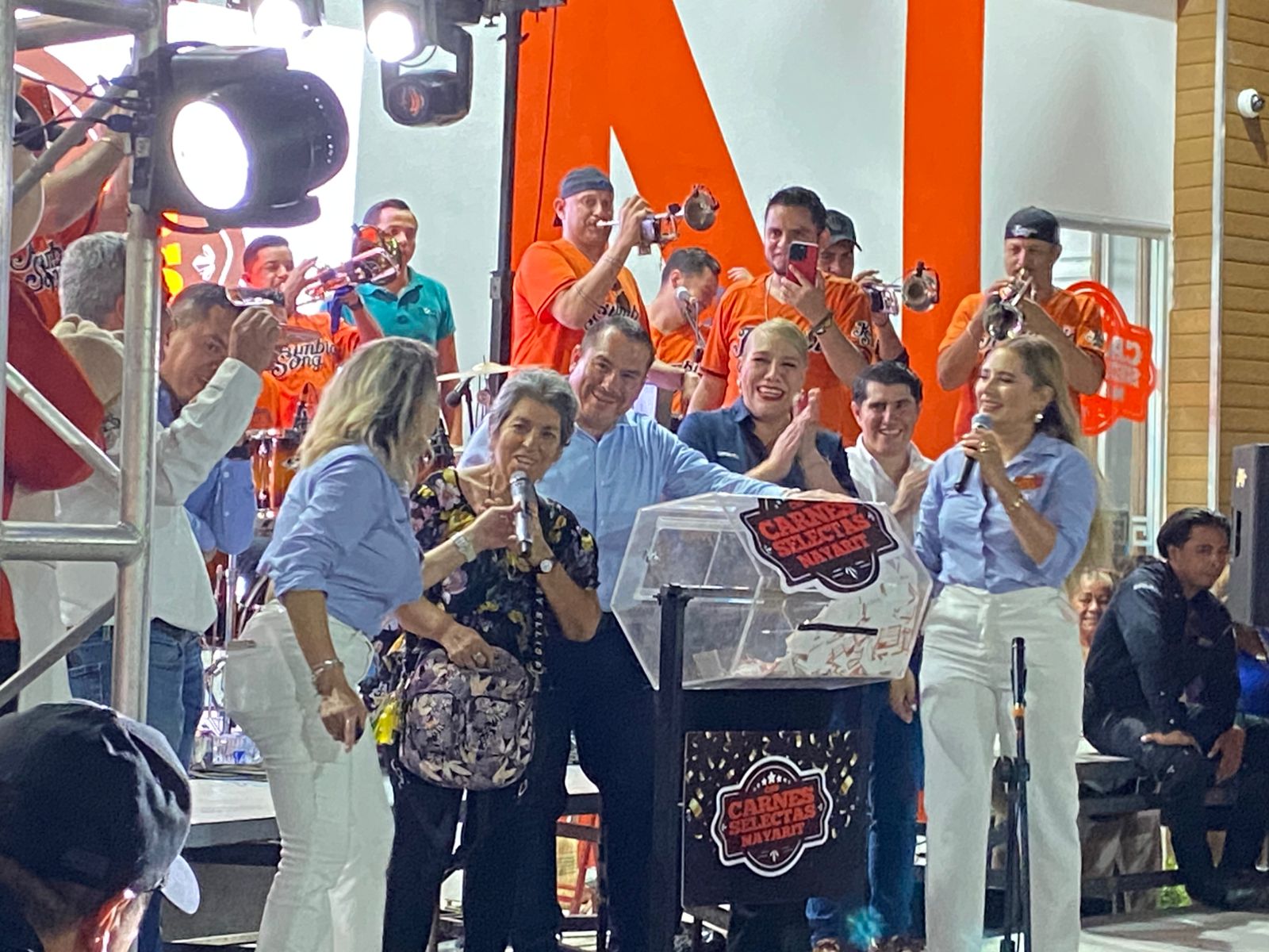 Margarita Hernández, ganadora de la rifa en Carnes Selectas Nayarit de Mazatlán