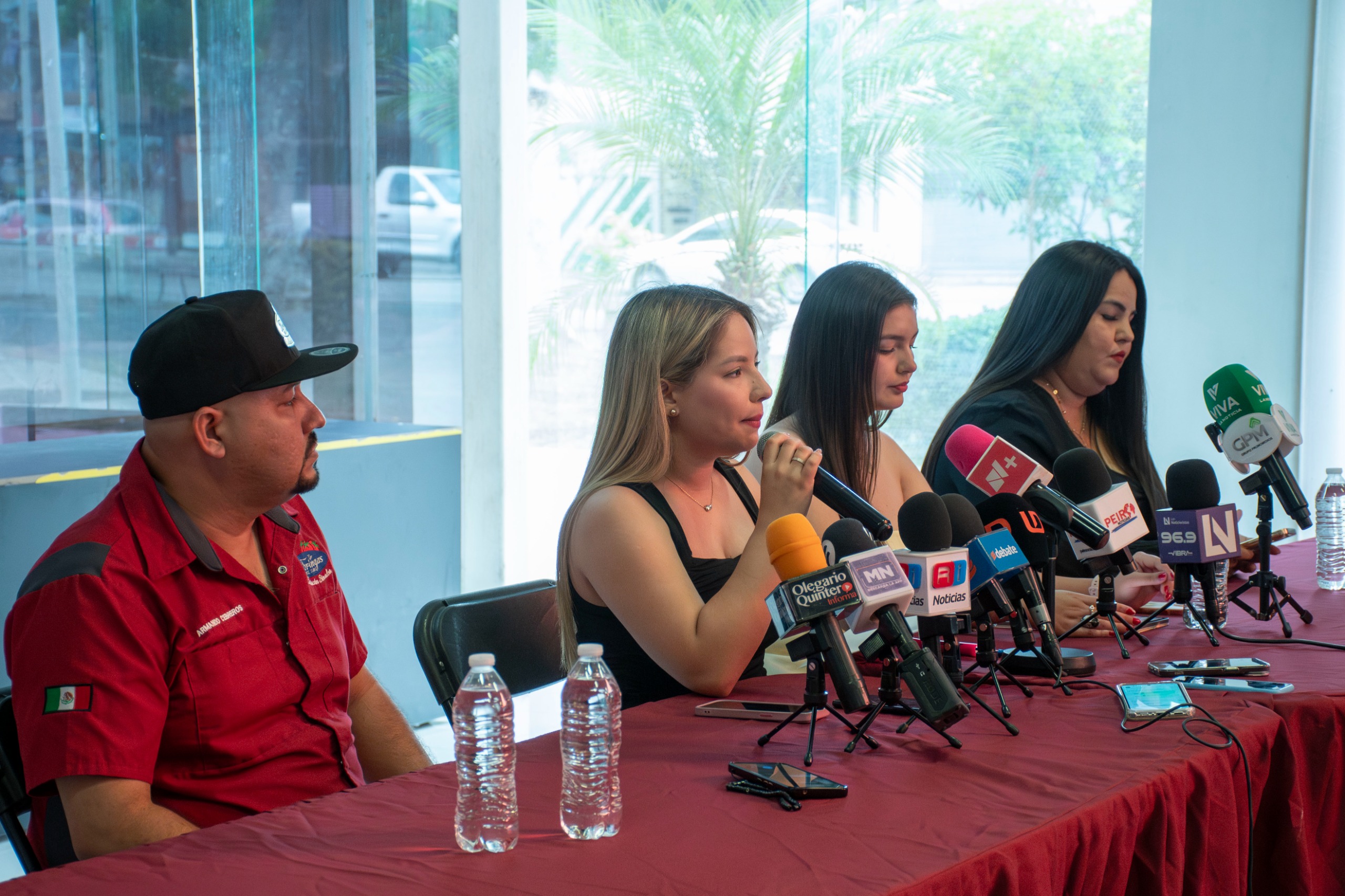 Grecia Mirleth Aguilar González e Isabel Márquez en la rueda de prensa de Bonito Bazar en Culiacán