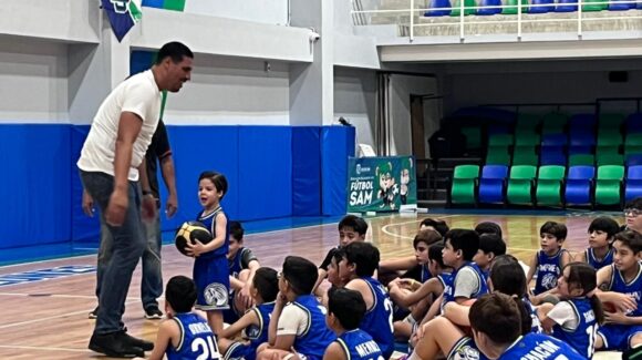 “No se avergüencen de su sueño”: Gustavo Ayón imparte charla en el Colegio SAM de Mazatlán