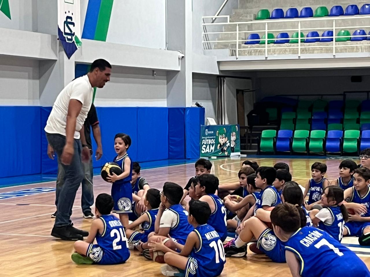 Gustavo Ayón imparte charla en el Colegio SAM de Mazatlán