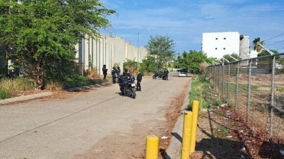 Con las manos esposadas y ejecutado a balazos encuentran a un hombre en el Tres Ríos de Culiacán