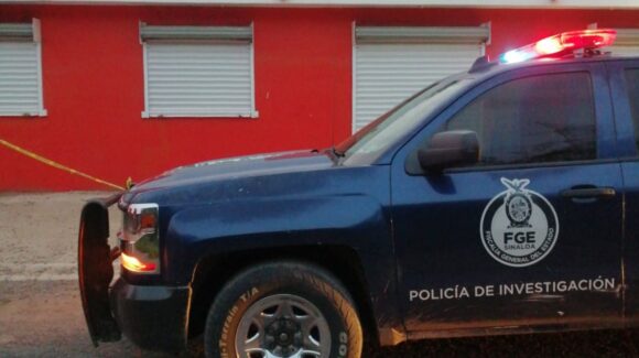 Con una cartulina encajada en la espalda y atado de manos, hallan ejecutado a un hombre al norte de Culiacán