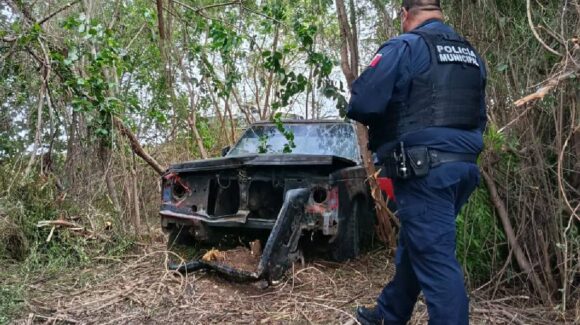 Abandonada y con fuertes daños localizan una pick up sobre la carretera México 15, en Guasave