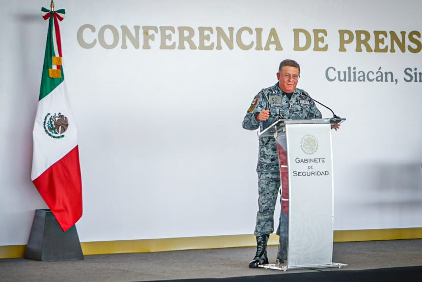 General Hernán Cortés en conferencia de prensa en Culiacán, Sinaloa