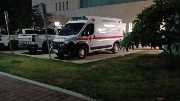 Sigue en la ambulancia el cadáver del herido y detenido en agresión a militares en El Tamarindo