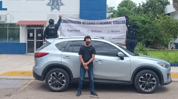 Detienen a hombre en vehículo robado en La Conquista, en Culiacán