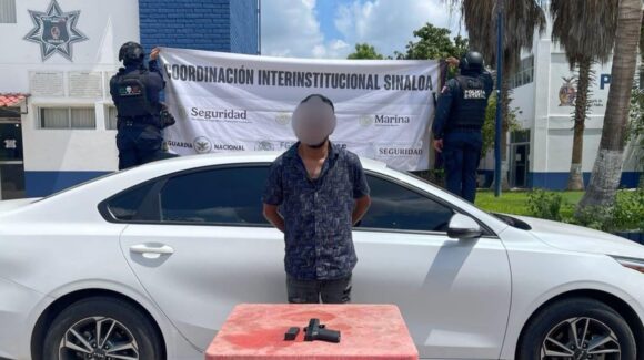 Detiene a un hombre en vehículo robado y en posesión de un arma y ponchallantas en Culiacán