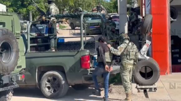 ¡Traía chaleco antibalas! Militares detienen a hombre armado en la Progreso de Culiacán