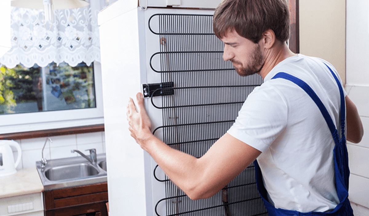 Hombre moviendo un refrigerador