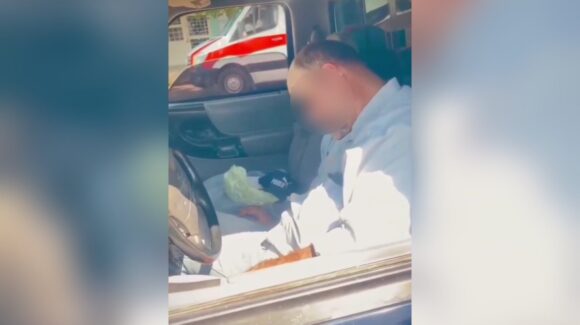 Hombre se queda dormido en transitado bulevar de Los Mochis e intenta sobornar a elemento de Tránsito