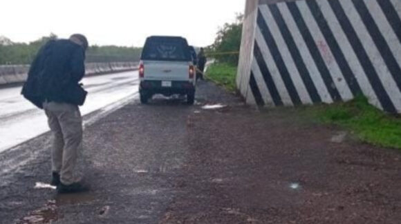 Localizan a sujeto sin vida con impactos de bala en la carretera Mazatlán-Culiacán