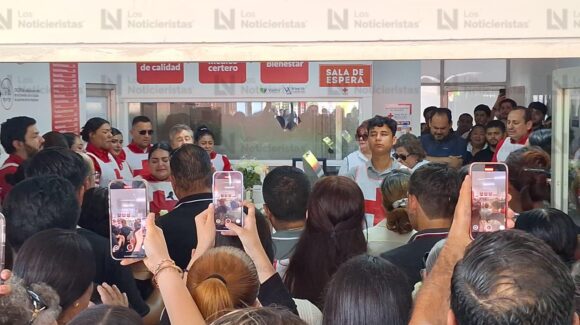 Entre aplausos y rosas blancas, despiden al joven Obed, paramédico asesinado en Navolato