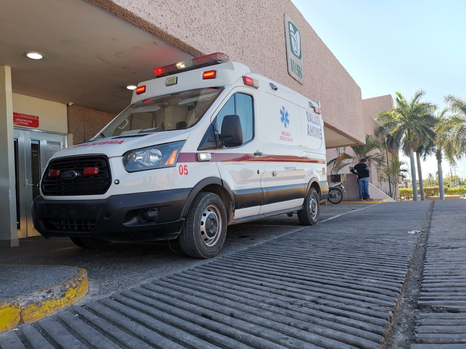 Motociclista sufre lesiones tras derrapar en la carretera Los Mochis- Compuertas