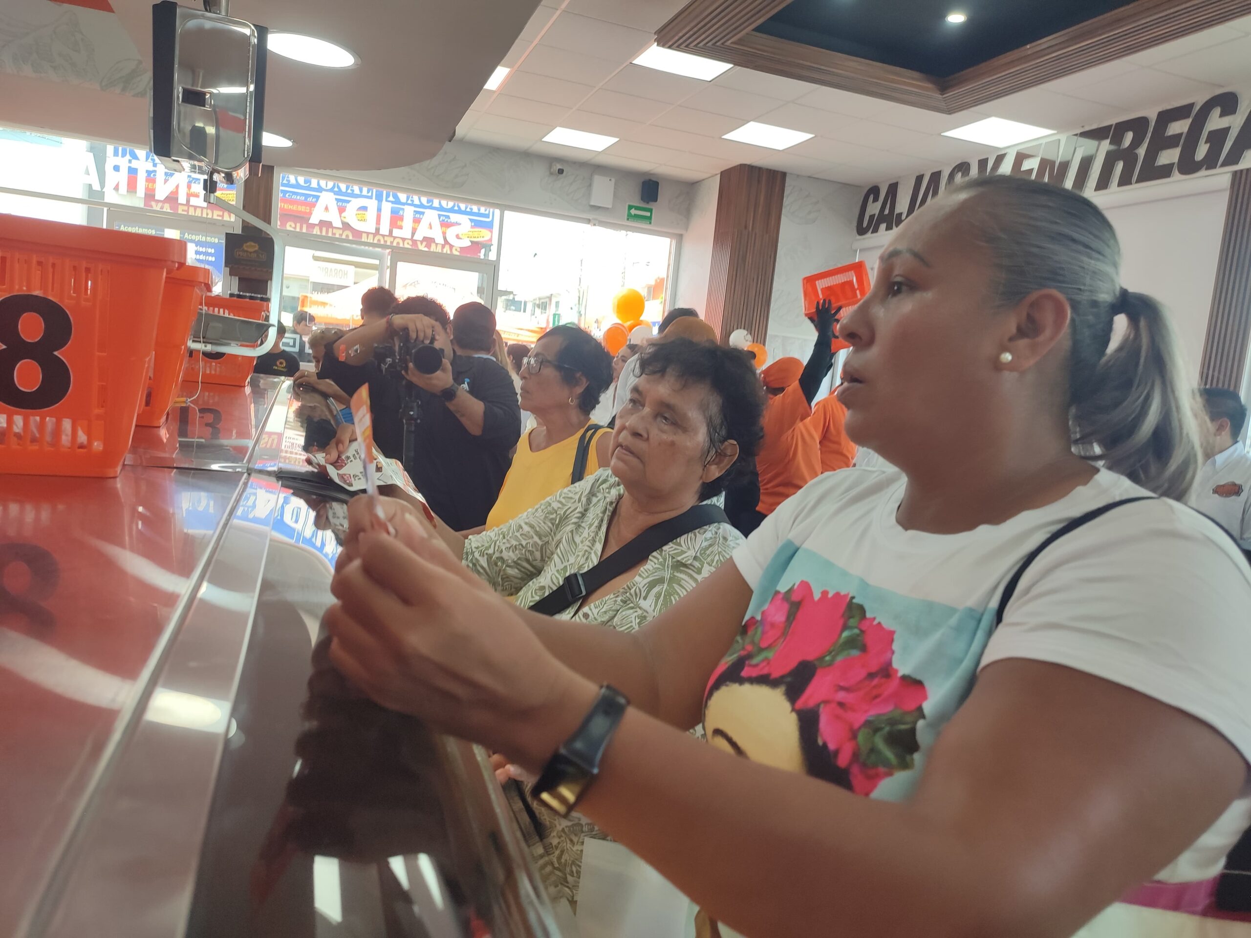 Clientes comprando en Carnes Selectas Nayarit