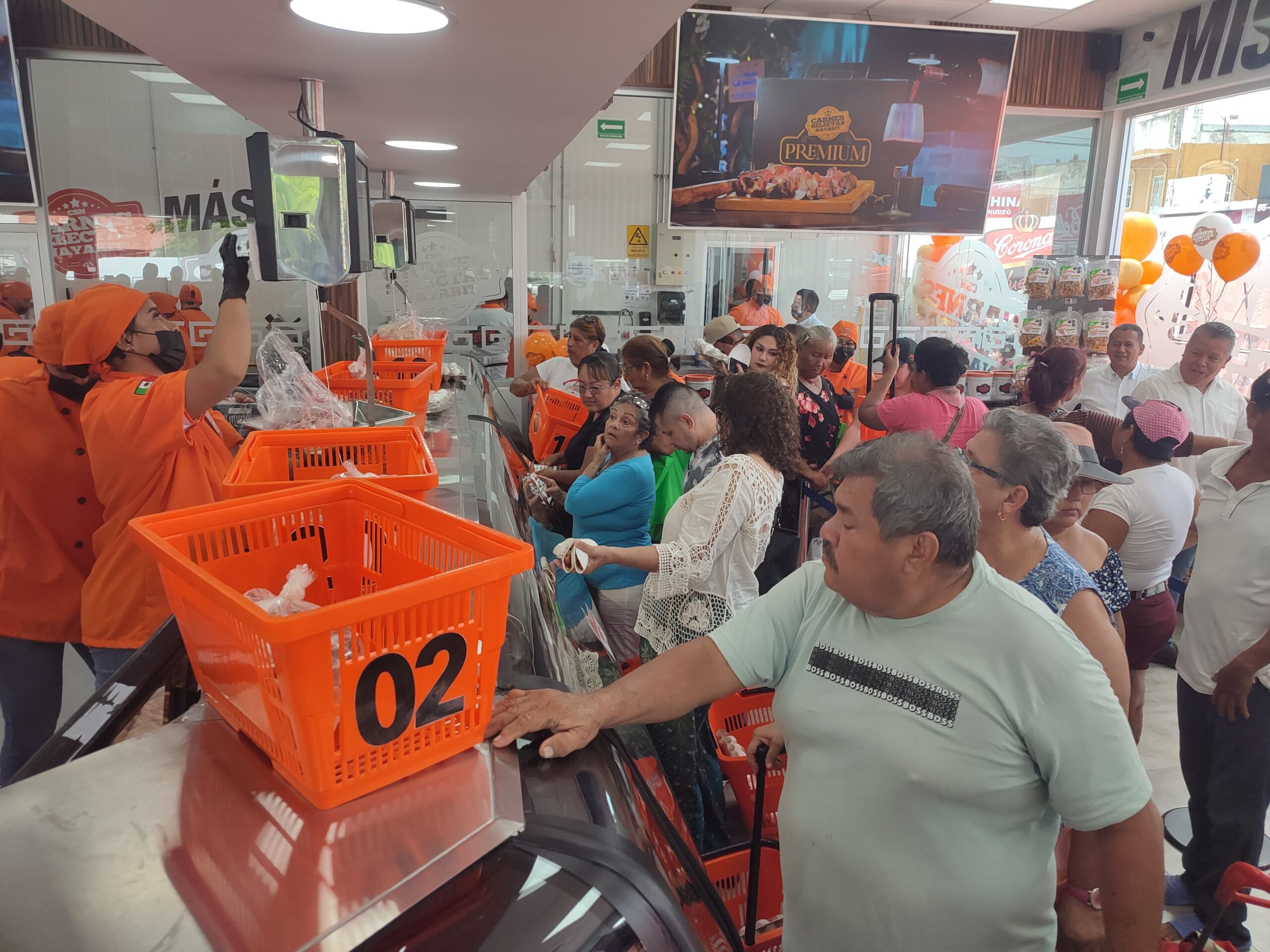 Clientes comprando en Carnes Selectas Nayarit