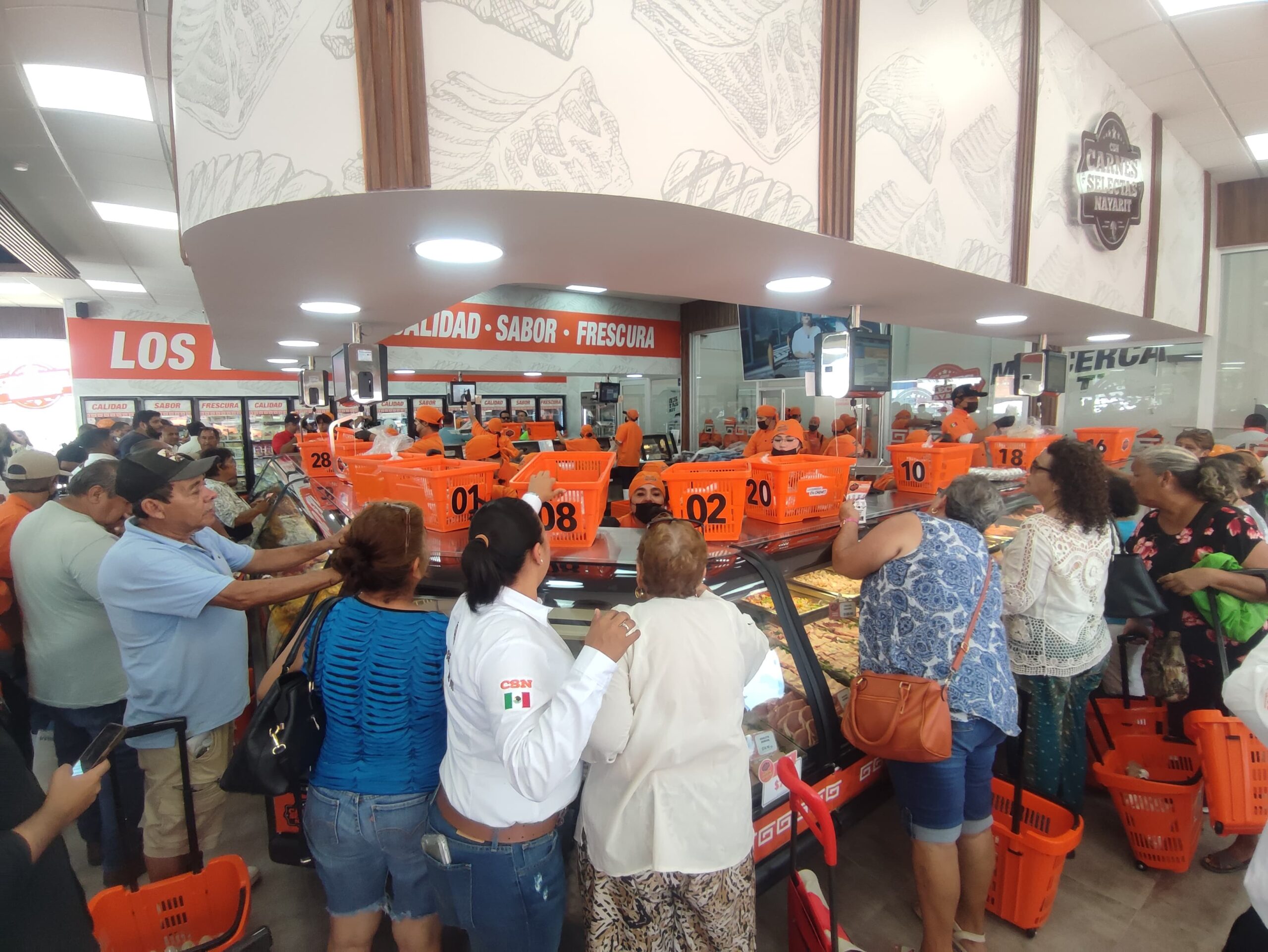 Clientes comprando en Carnes Selectas Nayarit