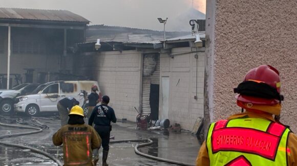 Se registra incendio en bodega, junto a una gasolinera en Bachigualato, Culiacán: Evacuan a 113 personas