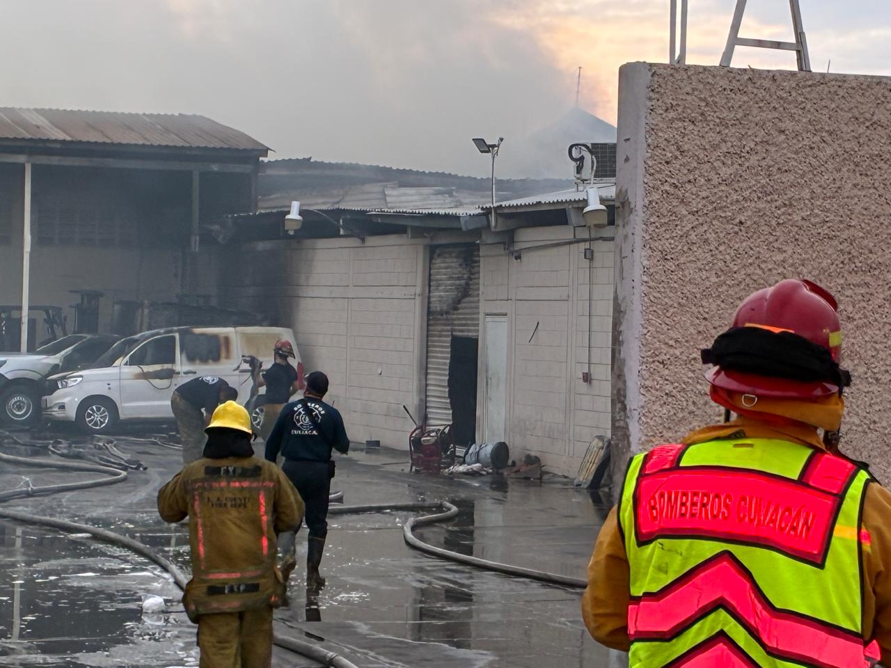 Se registra incendio en bodega, junto a una gasolinera en Bachigualato, Culiacán: Evacuan a 113 personas