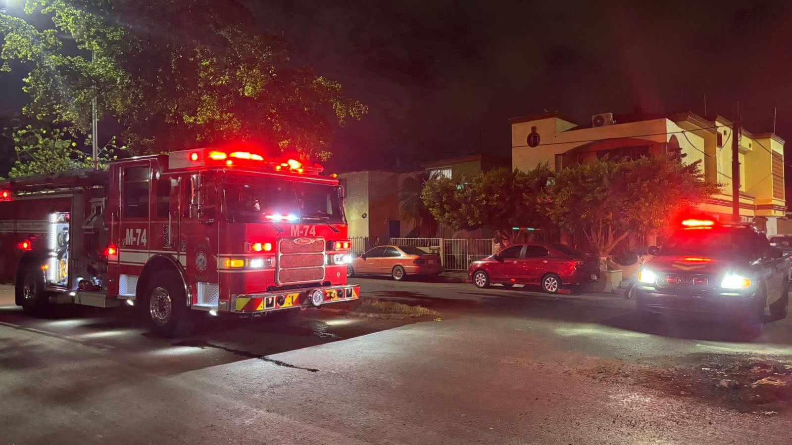 Bomberos de Mazatlán rescatan con vida a una persona atrapada en un incendio