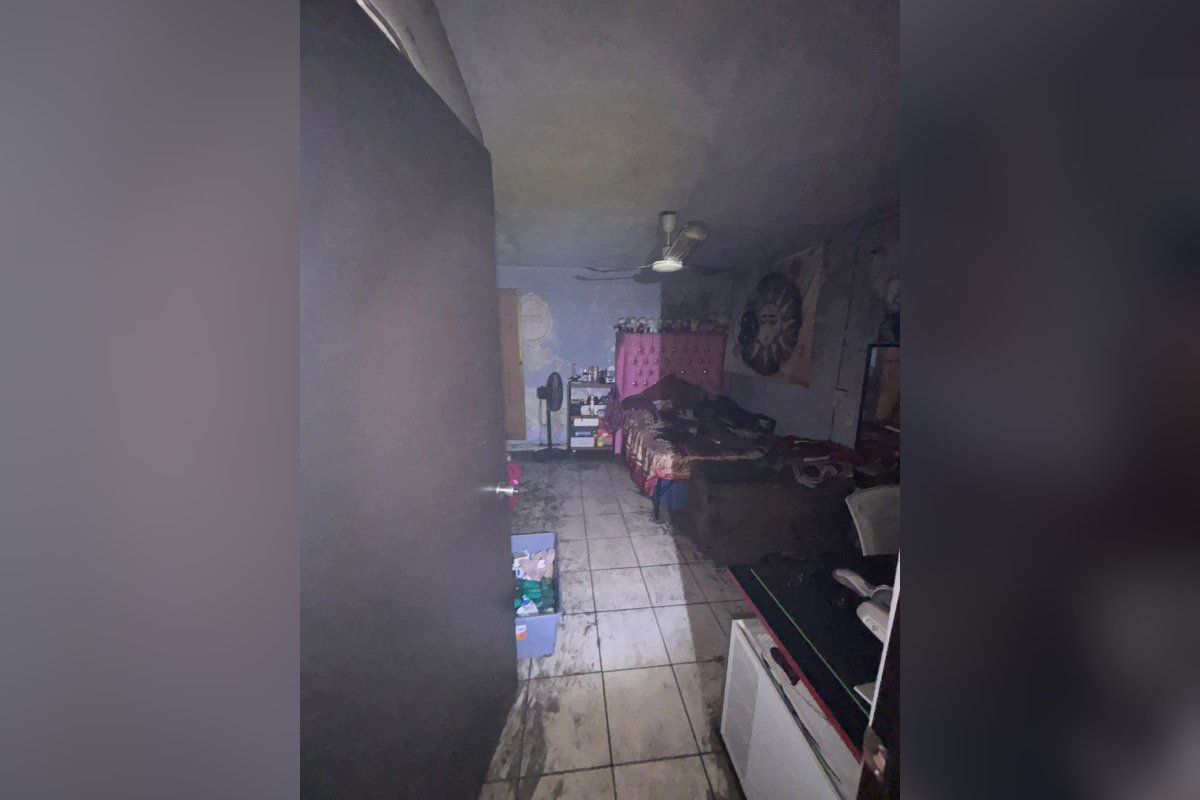 Bomberos de Mazatlán rescatan con vida a una persona atrapada en un incendio