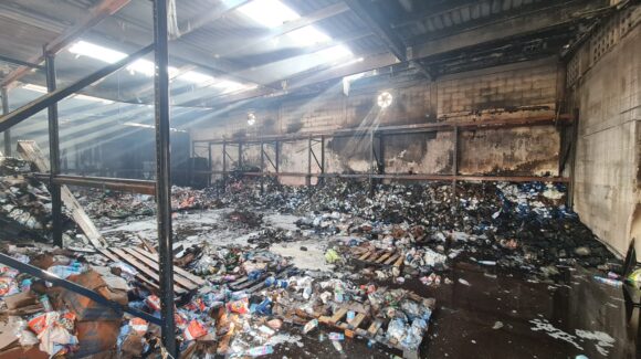 ¡Se quemaron cigarros, cereales y detergentes! Pérdida total en incendio de bodega en Bachigualato, Culiacán