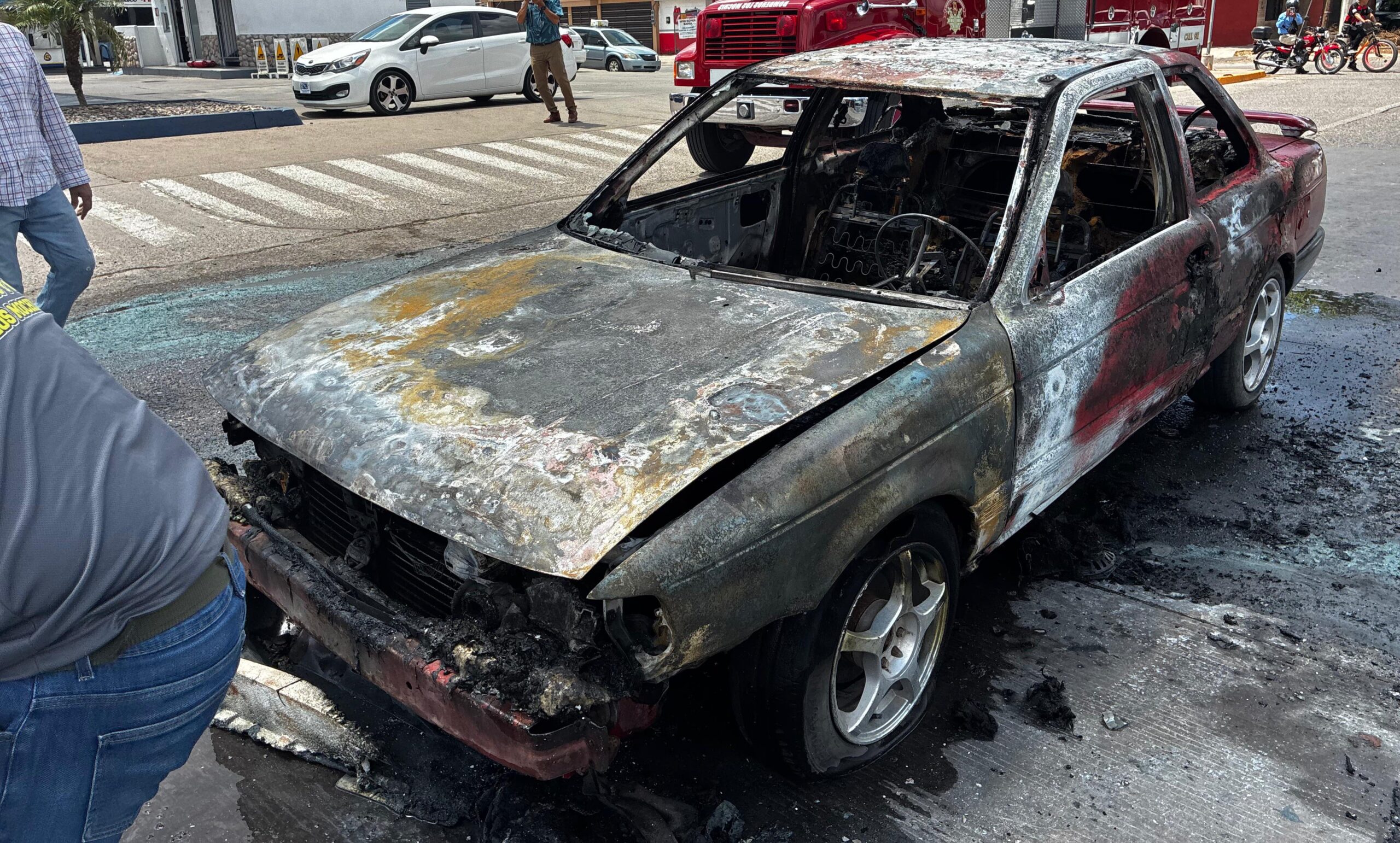 incendio de carro en la colonia bienestar en los mochis