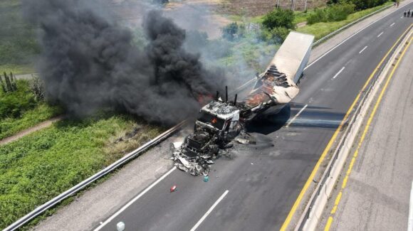 Se incendia tráiler en plena autopista Mazatlán-Culiacán; hay cierre parcial en San Ignacio