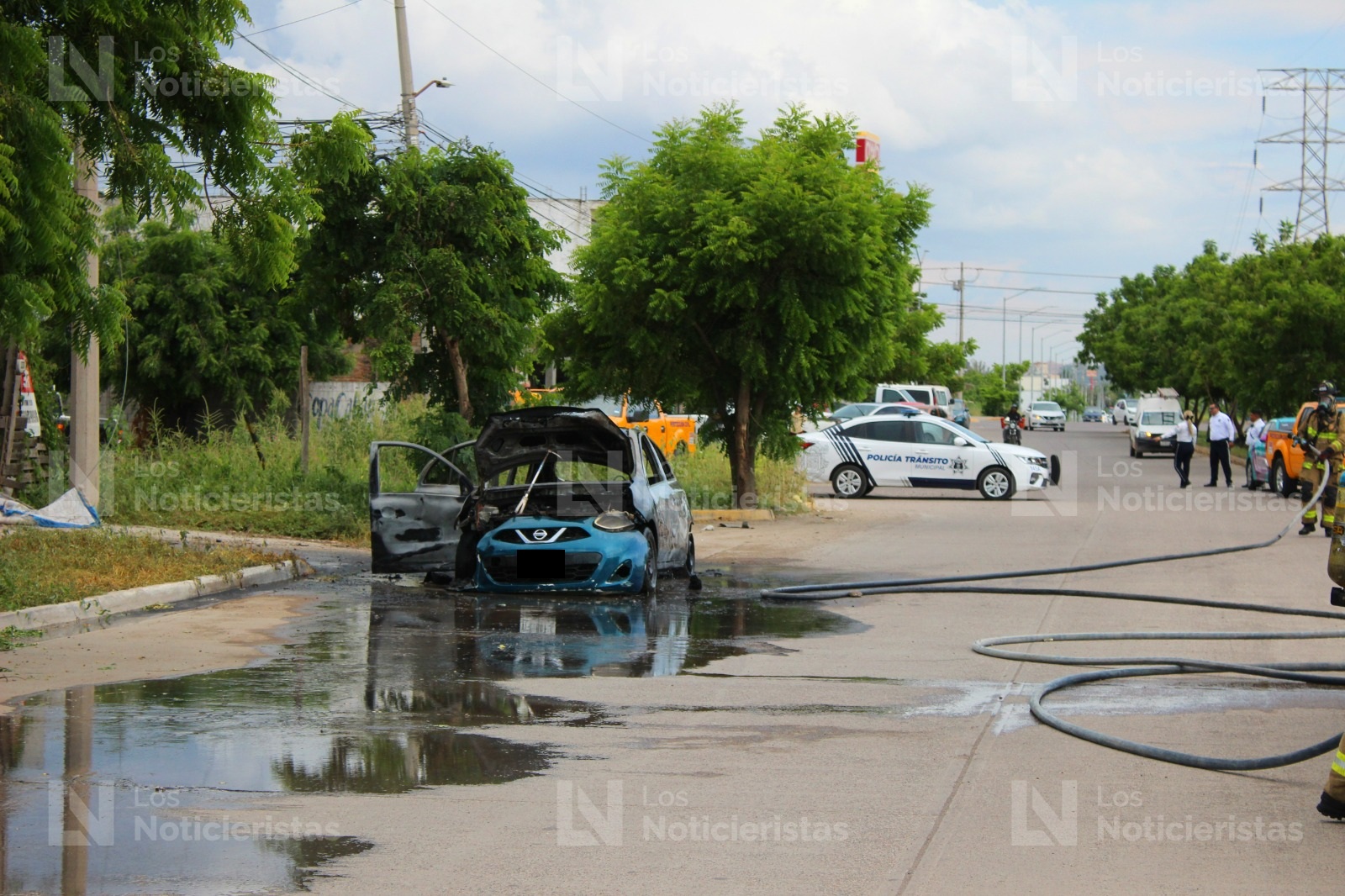 Se incendia vehículo en la colonia Jaripillo, en Mazatlán