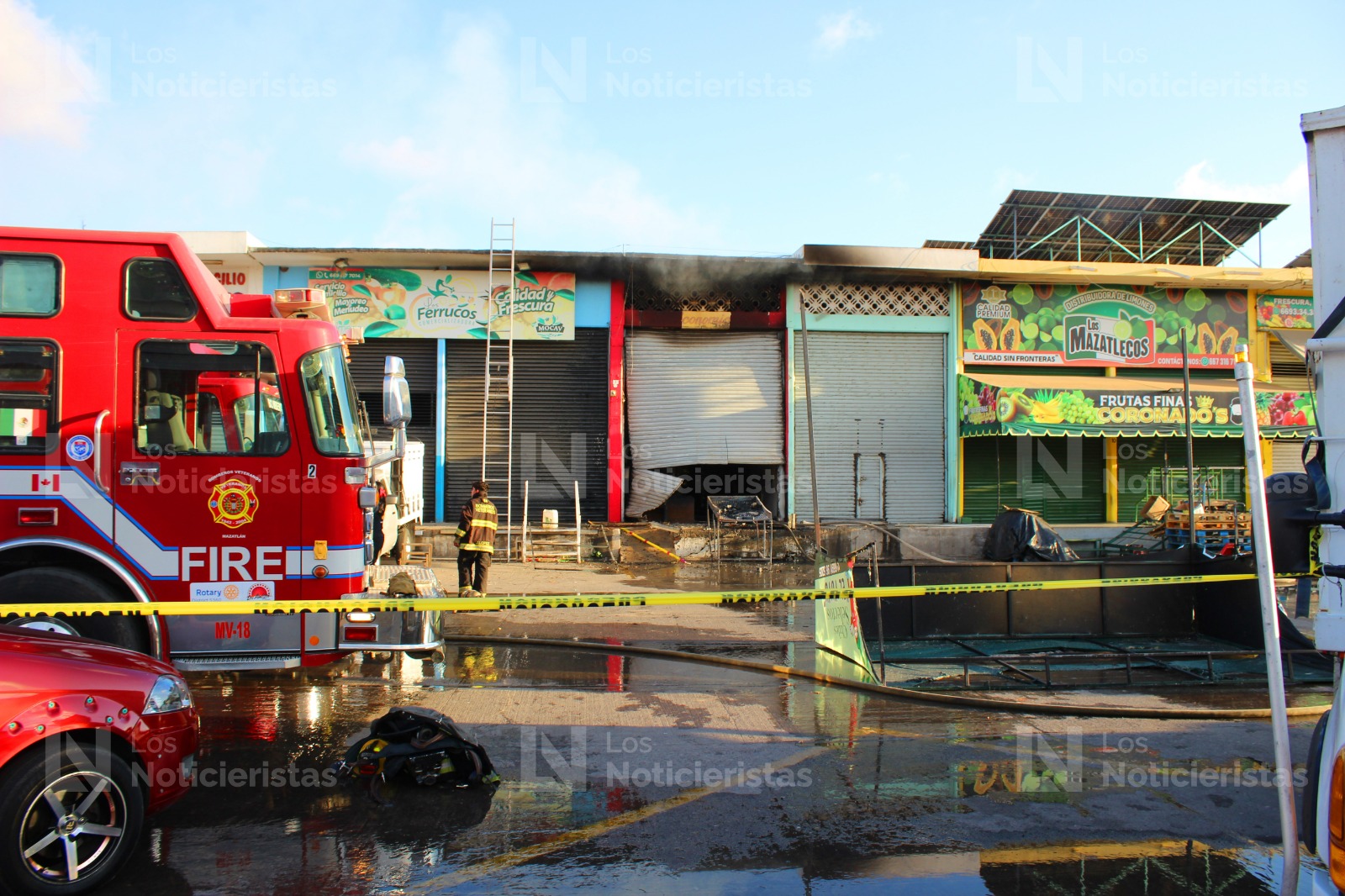 Incendio en bodega de chiles en Mercado de Abastos, en Mazatlán