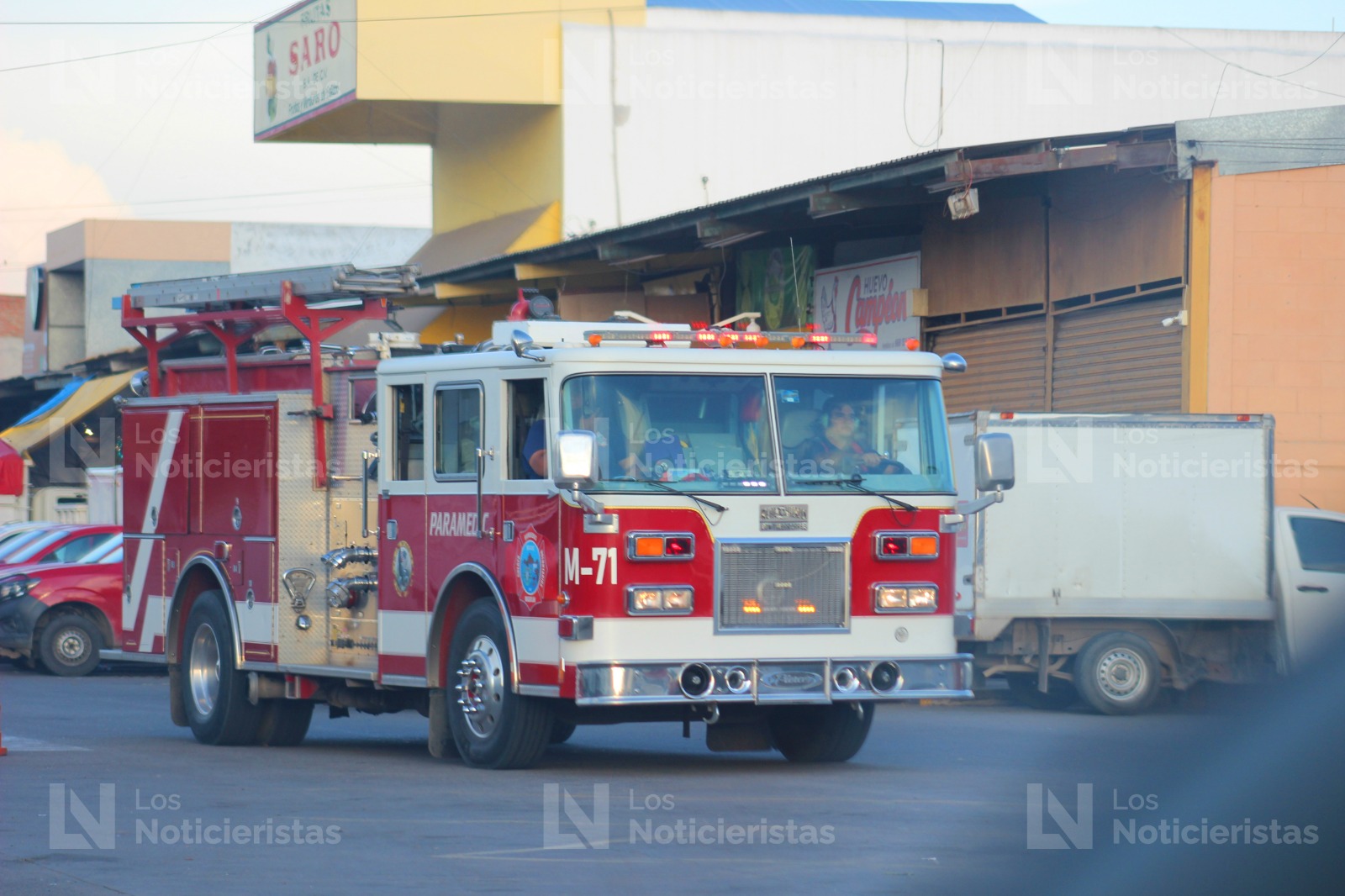 Incendio en bodega de chiles en Mercado de Abastos, en Mazatlán