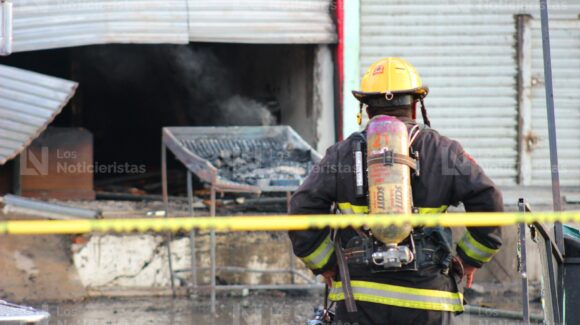 Arde bodega de chiles en la Central de Abastos de Mazatlán