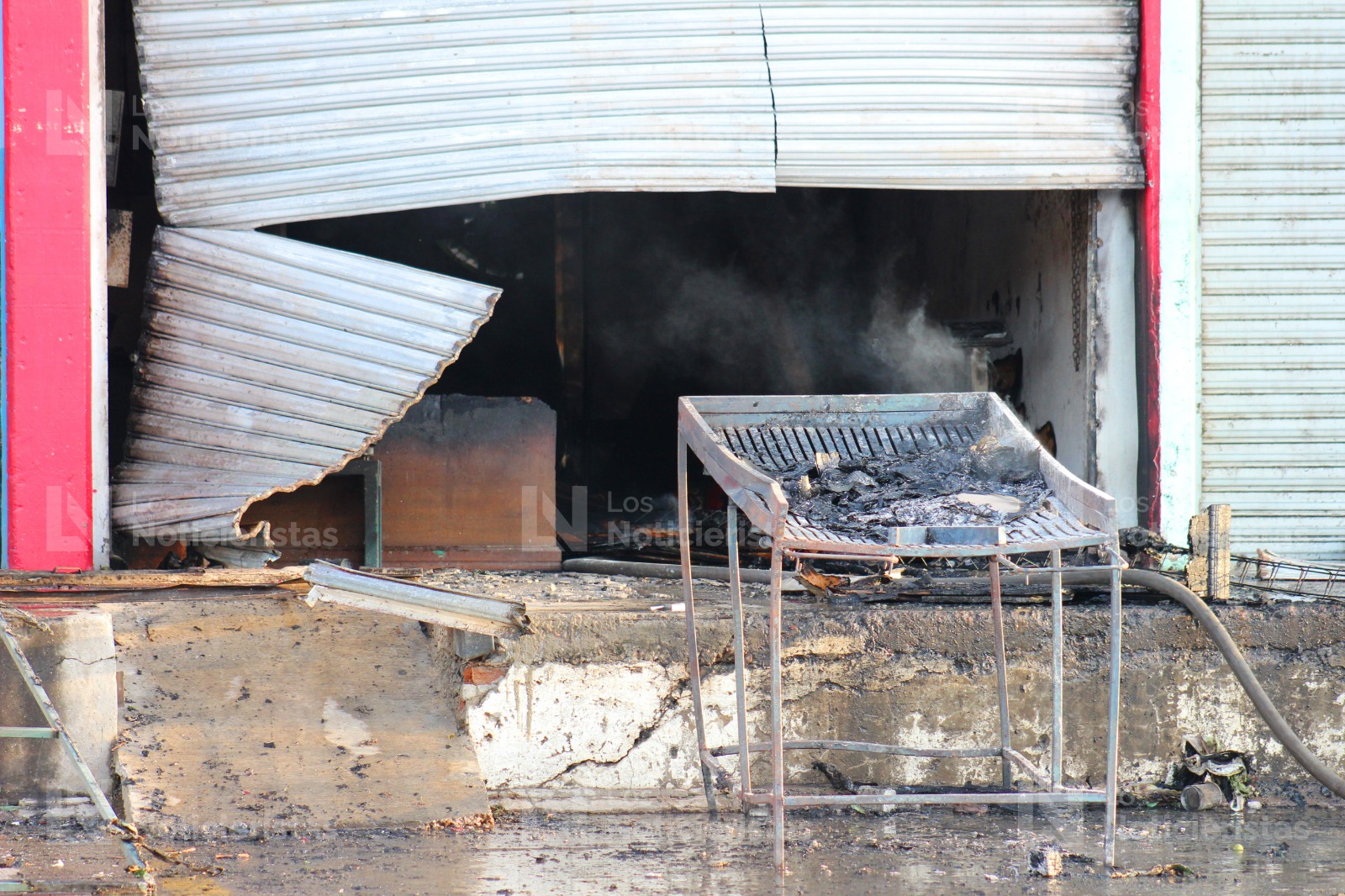Incendio en bodega de chiles en Mercado de Abastos, en Mazatlán