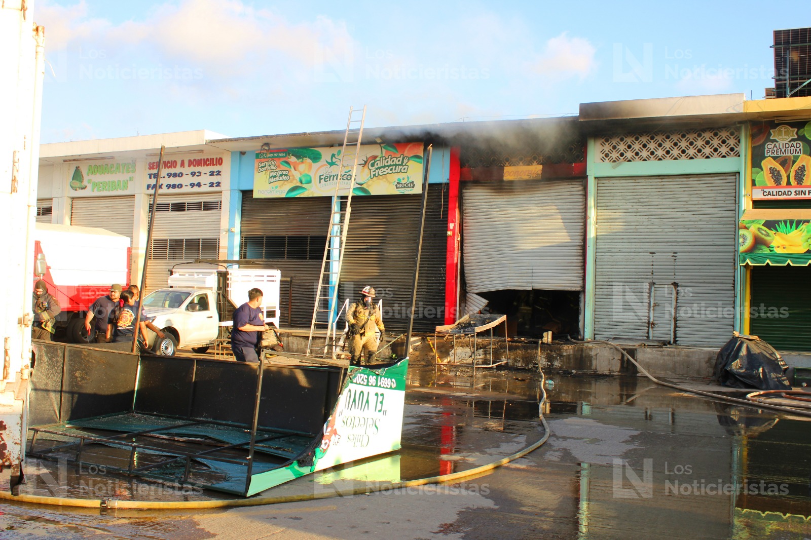 Incendio en bodega de chiles en Mercado de Abastos, en Mazatlán