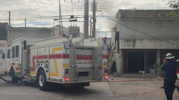 Se quema una bodega de congeladora de camarón en Ahome