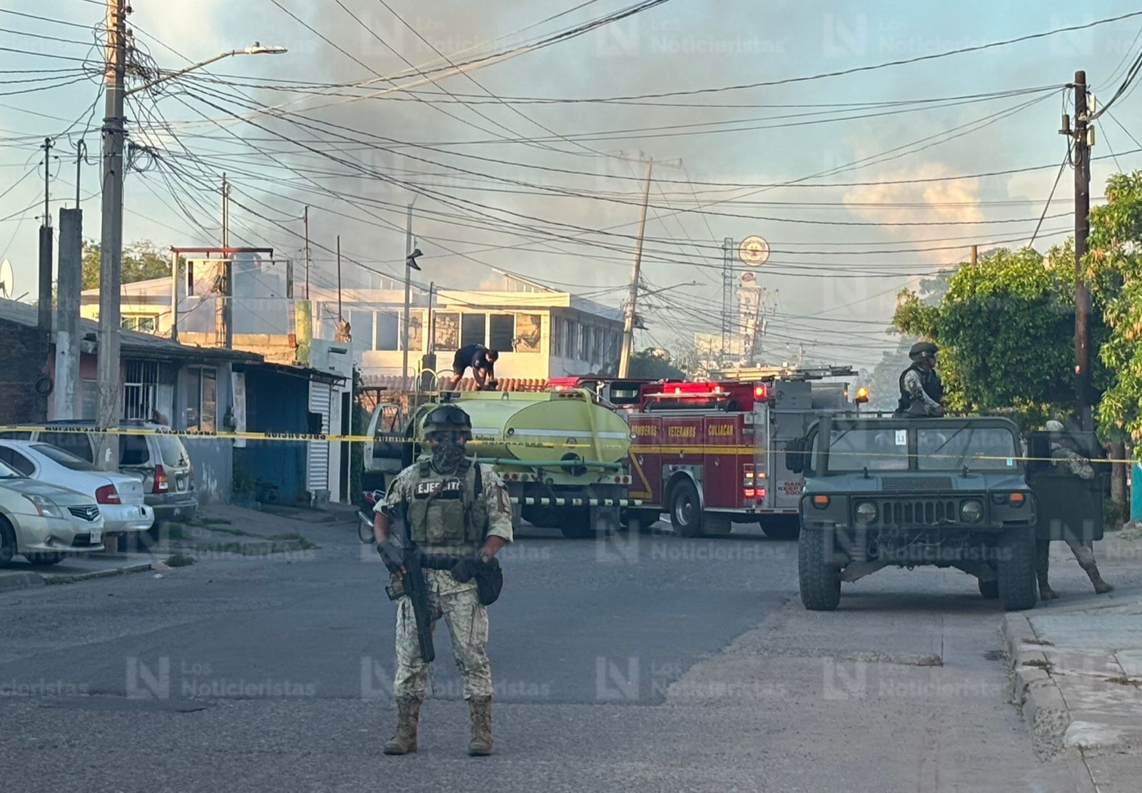Se registra fuerte incendio en negocio de fierro viejo en la 21 de Marzo en Culiacán