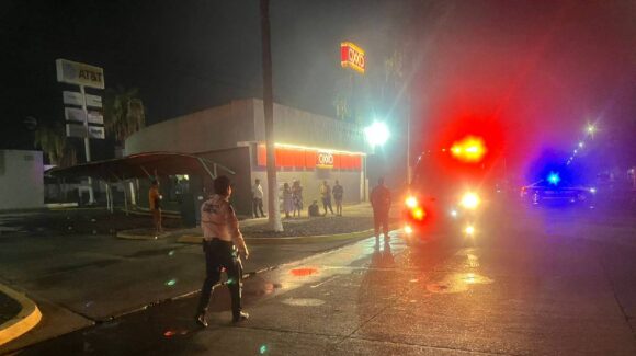 Voraz incendio arrasa con dos viviendas en el sector Centro de Los Mochis