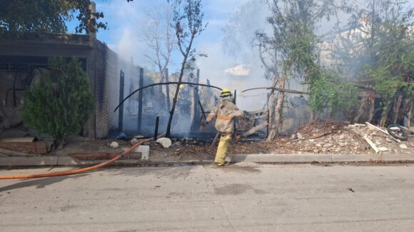 Voraz incendio arrasa con una vivienda de lámina y madera al sur de Los Mochis