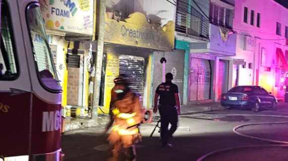 Se registra fuerte incendio en negocio del Centro de Mazatlán
