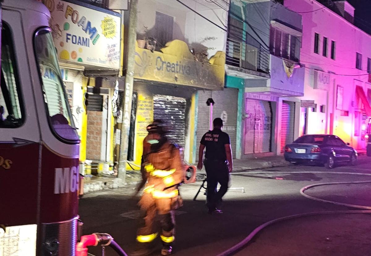 Se incendia negocio en el Centro de Mazatlán