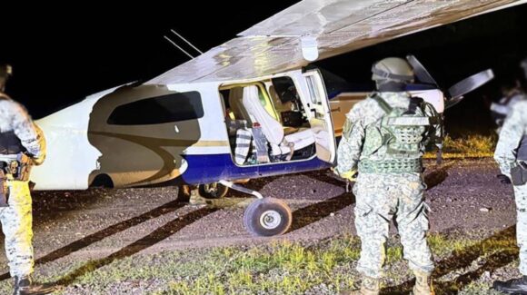 Interceptan aeronave con 427 kilos de cocaína en Colima; hay tres detenidos