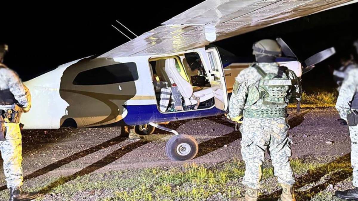 Interceptan aeronave con 247 kilos de cocaína en Colima