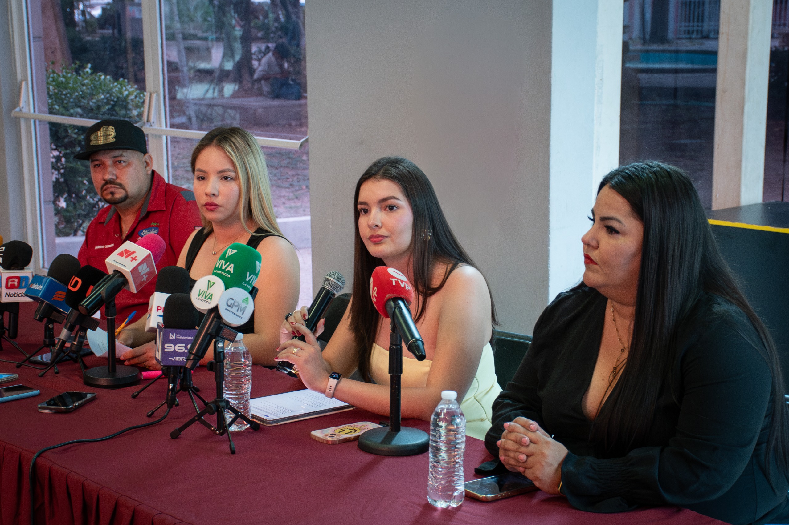 Grecia Mirleth Aguilar González e Isabel Márquez en la rueda de prensa de Bonito Bazar en Culiacán