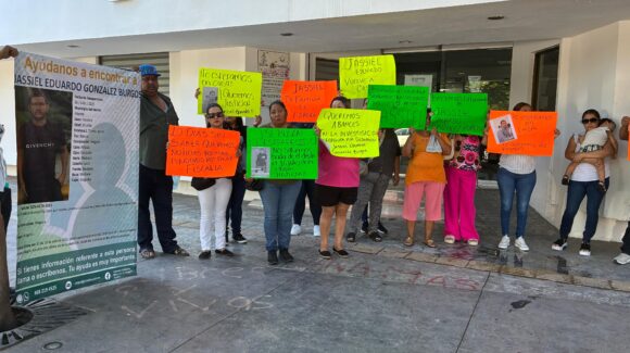 Familiares de Jasiel Eduardo, desaparecido en Los Mochis, se manifiestan en Fiscalía
