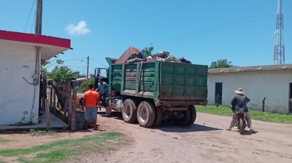 Eliminan criaderos de mosquitos en El Palmito del Verde, Escuinapa, con jornada de descacharrización