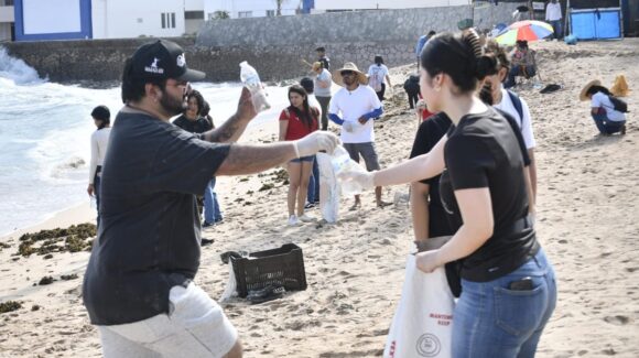 Llevan la limpieza a Playas Pinitos en Mazatlán; tres dependencias municipales se sumaron